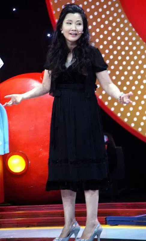 何赛飞真不愧是国家一级演员身穿黑裙风情依旧看着从容又大气