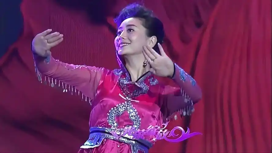 谭梅再跳经典舞蹈,动作依旧优美,难怪朱军那么喜欢她丨光荣