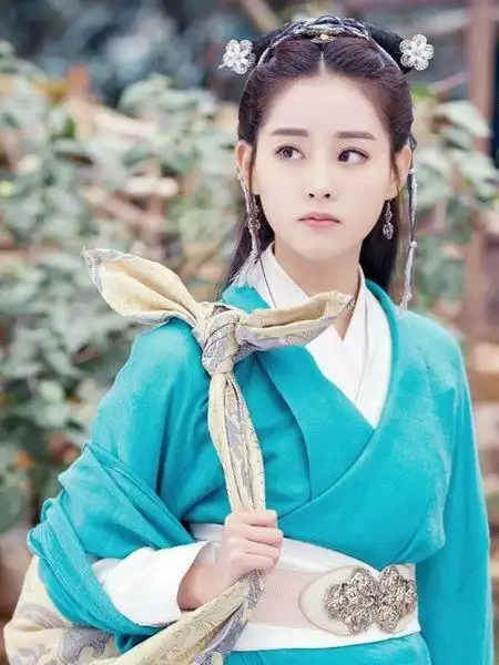 古装美人背包袱的造型赵丽颖心如死灰赵薇却把嘴巴嘟上天