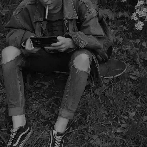 很火的黑色系男生头像