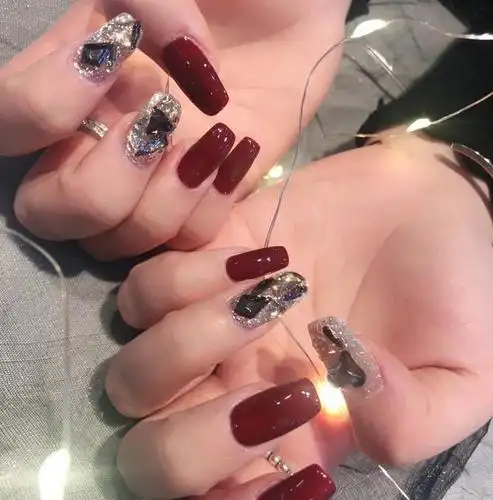 这样搭配的美甲图案非常适合有个性的女生,个性感十足,夹杂着时尚的