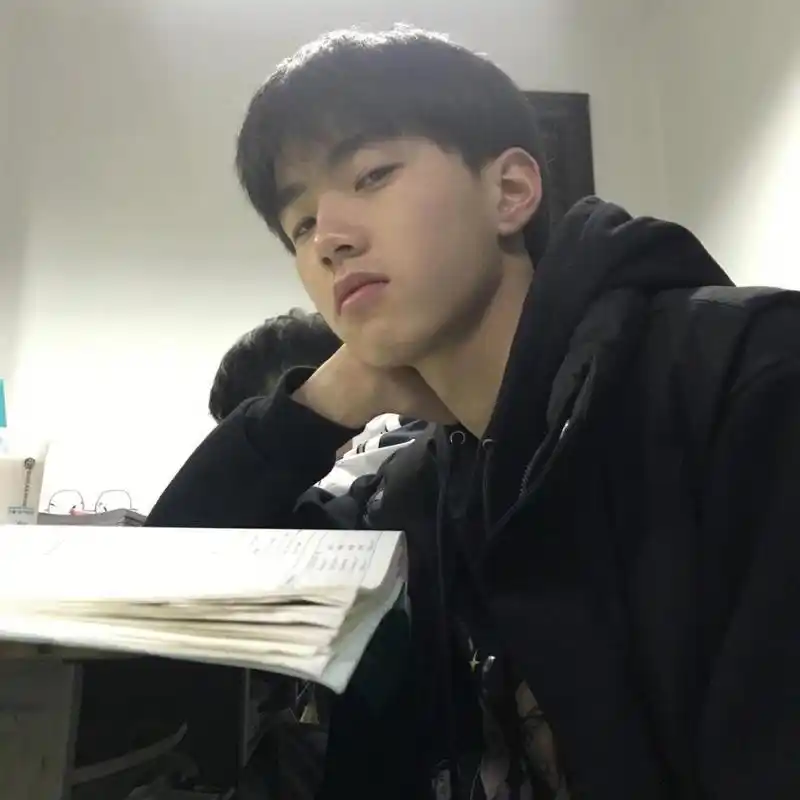 一步步踏实走,勇敢展现自我:热爱生活的阳光大男孩!