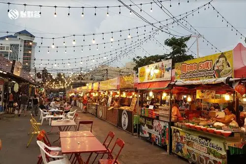 来到普吉岛海边的芭东夜市一顿生猛的龙虾餐当然少不了