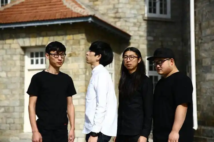 仙童仙童乐队现有成员:吉他董恕,赵博文,贝斯刘艺隆,鼓手李璞.