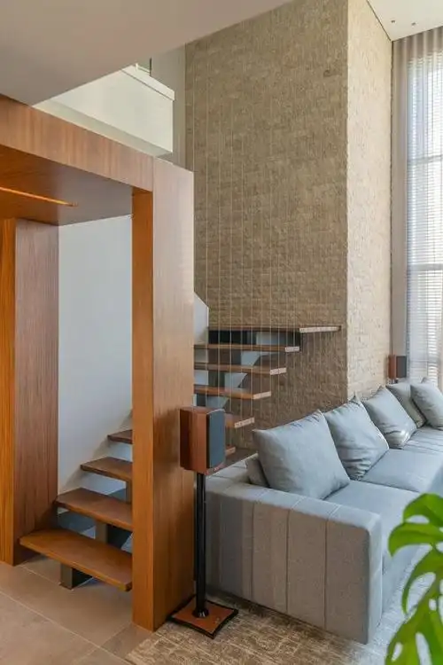 这是一套顶复式的装修案例,可以说是天花板级别的设计,全屋以石材为主