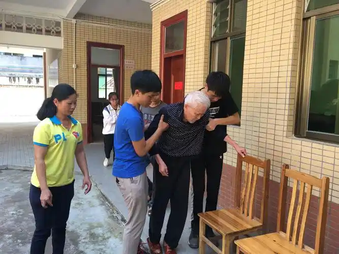 《牵手夕阳红,温暖老人心》—洲中学生代表到镇敬老院慰问活动