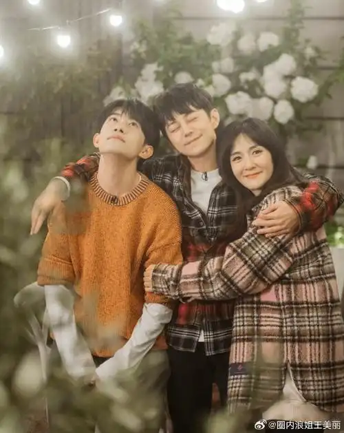 谢娜何炅的三个举动好抢眼