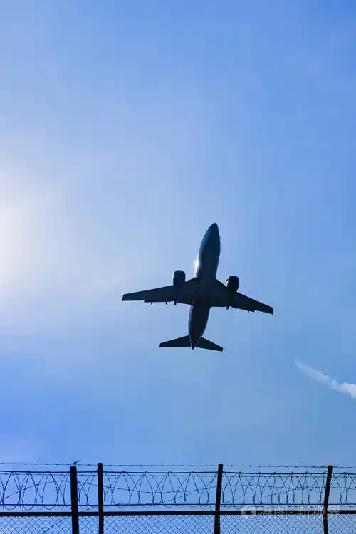 飞机要起飞,在天空中普吉岛照片-正版商用图片014ivp-摄图新视界