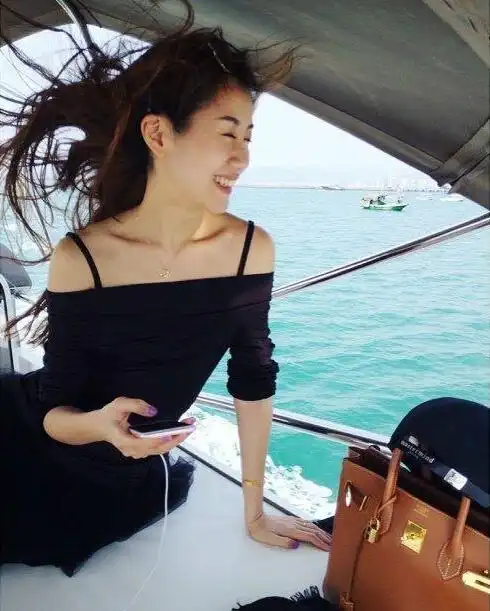 孙悦与娇妻陈露海边度假秀恩爱