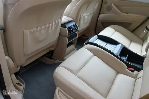 宝马x6座椅空间