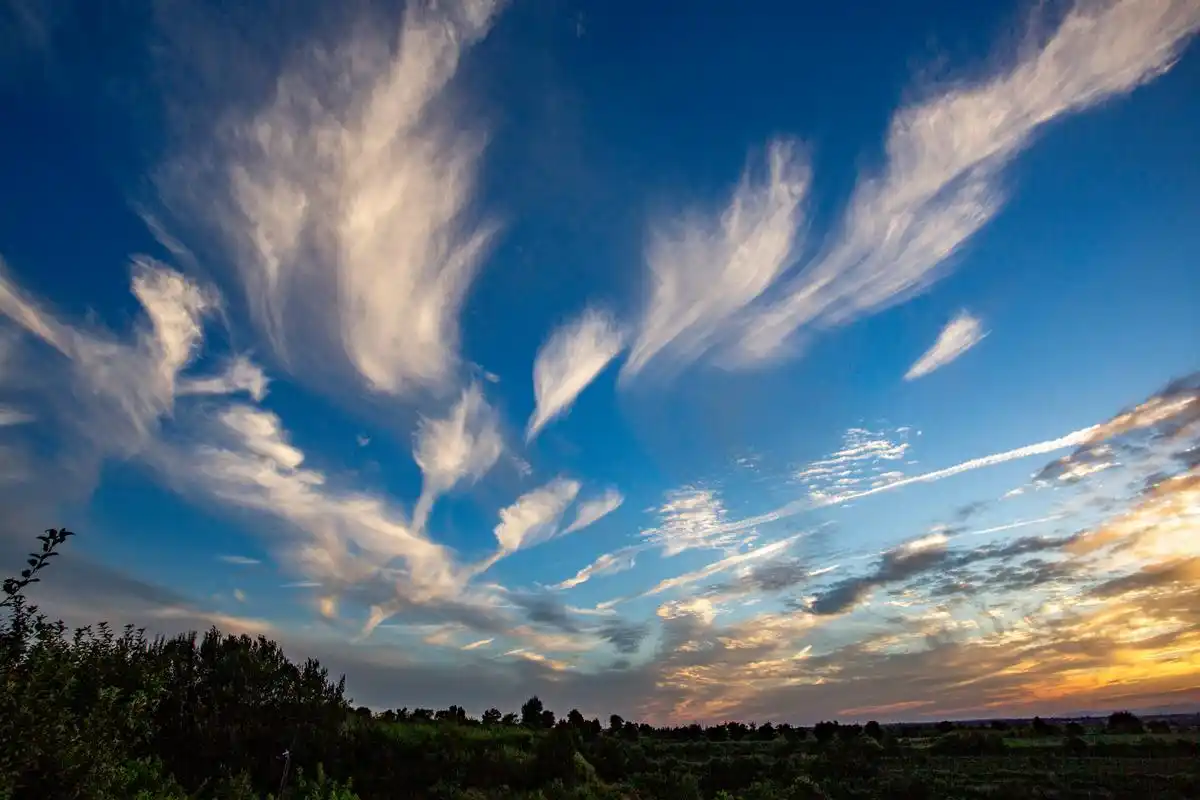 利用水平线构图能够让照片画面产生宁静,开阔等心理暗示.