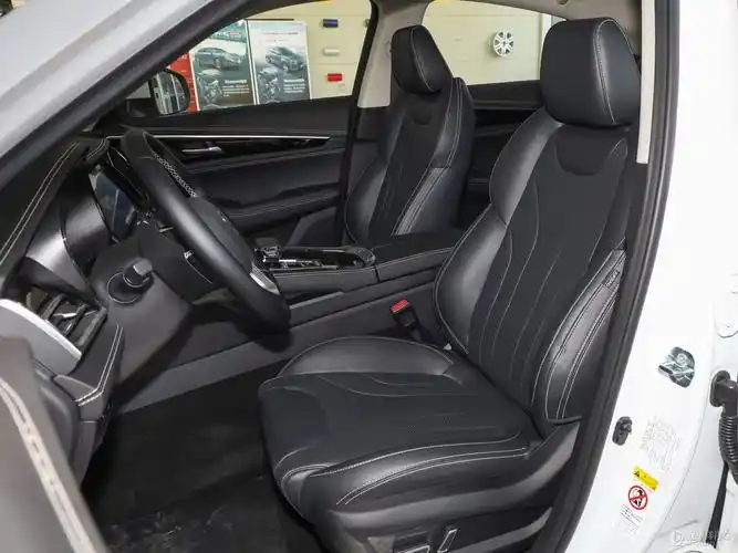 长安cs85 coupe内饰风格显得非常青春,对称式中控台采用软性材质,配合