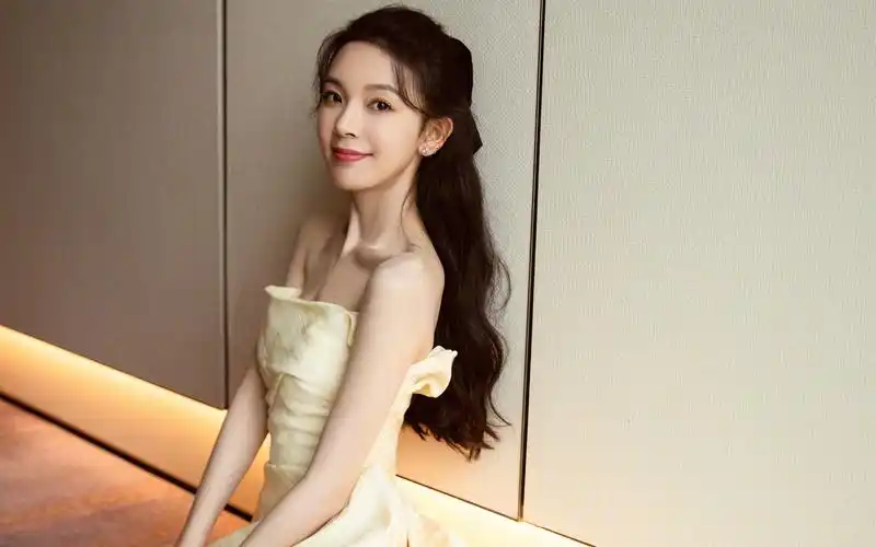 陈瑶淡黄公主裙性感高清桌面壁纸