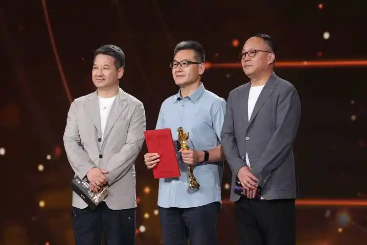 雷佳音蒋勤勤获最受传媒关注男女主 赵雅芝管虎等助阵颁奖礼