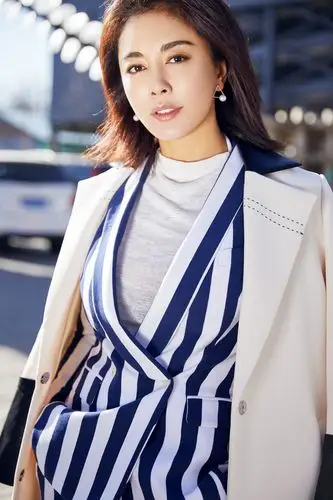 祝雨辛冬日时尚大片 霸道温柔造型百变