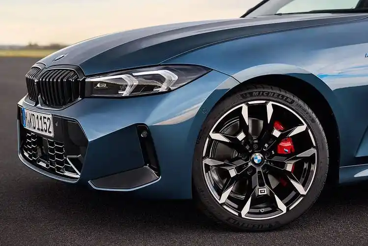 日前,新款宝马3系官图正式发布,新车针对外观,内饰以及动力方面均进行