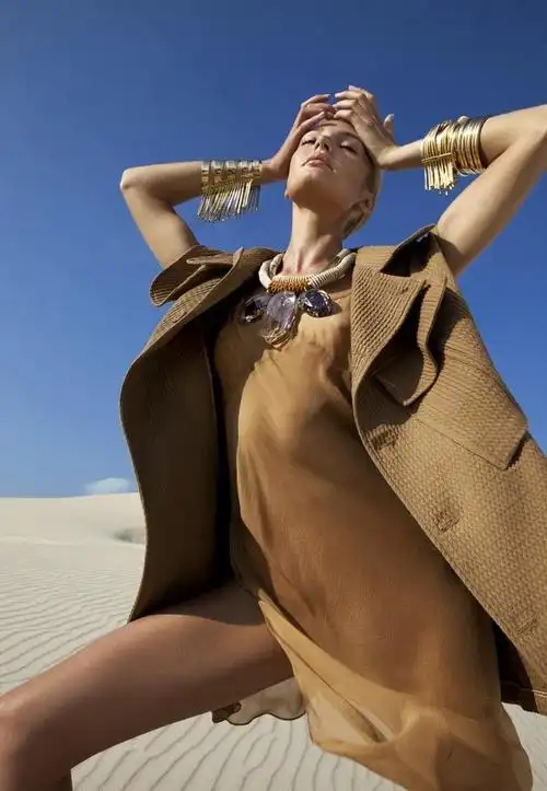 超模坎蒂丝-斯瓦内普尔沙漠时尚大片
