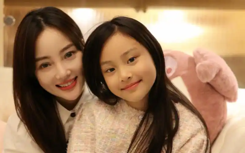 妈妈李小璐被曝有新恋情,甜馨晒舞蹈视频,笑容满面难掩好心情