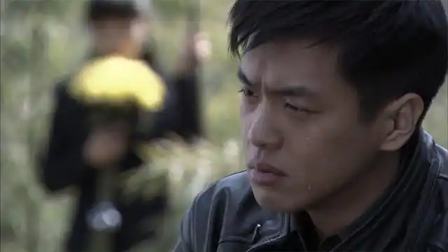 黑狐心上人牺牲方天翼在墓前伤心喝酒硬汉也有柔情的一面