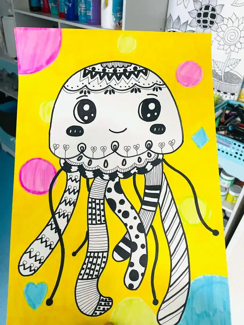 中大班创意线描水母