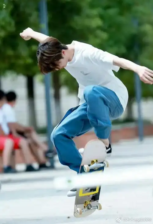 王一博新歌拍摄间隙#|#王一博#滑板博限时上线,这个ollie动作超