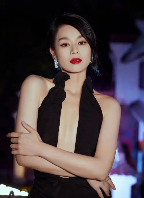 胡杏儿穿深v礼服秀事业线 优雅性感女人味十足_造型_魅力_时尚