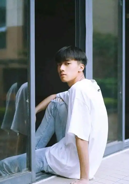 20岁186cm珠海男孩,就读于职业学院,他的气质真青涩!