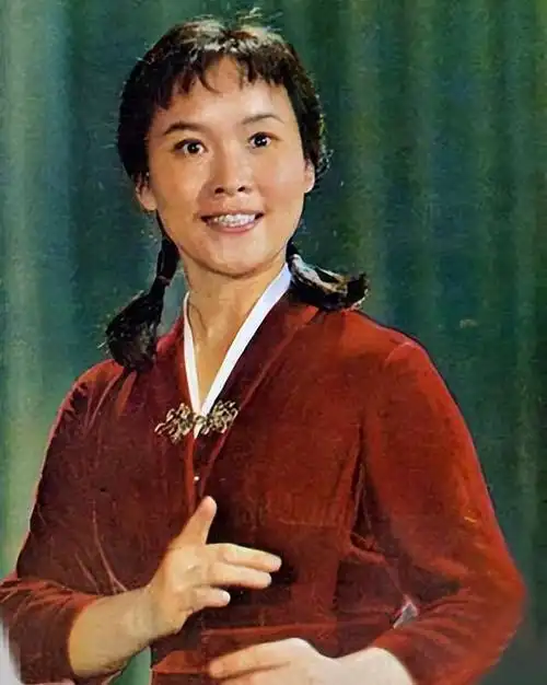 歌唱家李谷一自小父母离异她将继母当亲妈