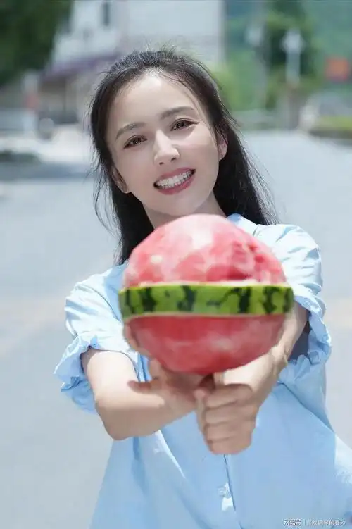 这西瓜,是被佟丽娅用嘴剥皮的吗?