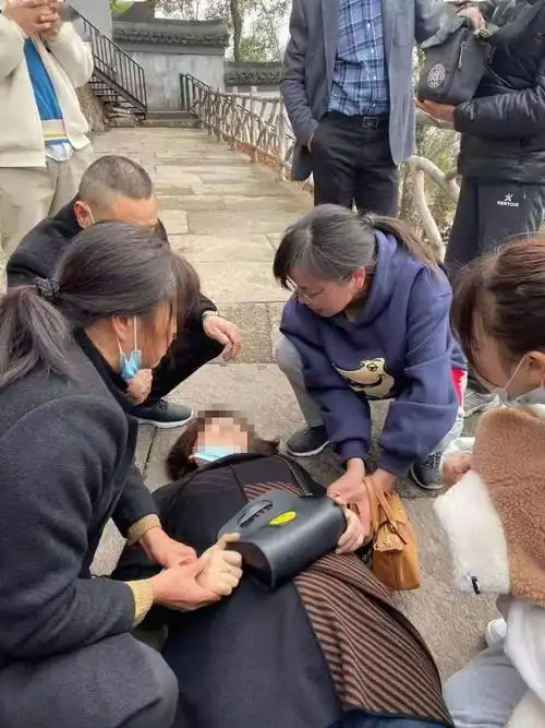 一名女子挺身而出