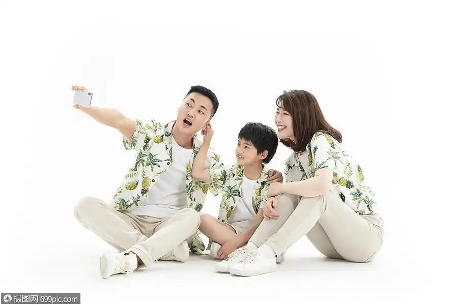 穿着亲子装的一家三口坐在地上自拍生活方式家人