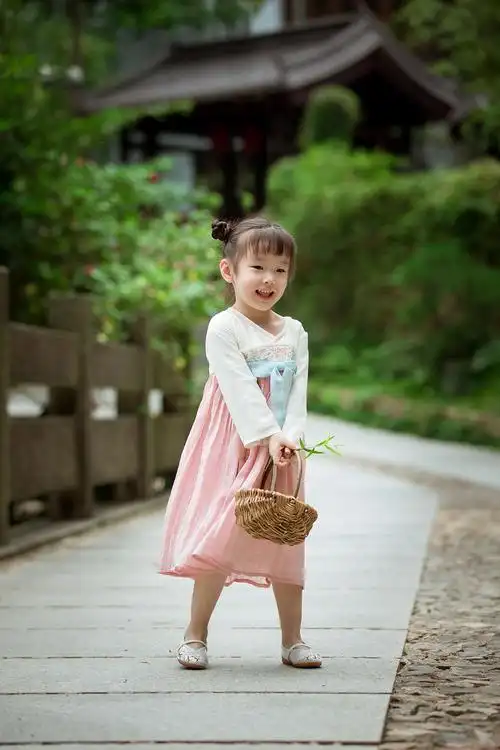 穿汉服的小女孩(诺诺)