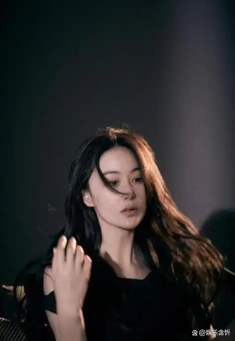 她曾被誉为中国黄金身材巅峰期为爱退圈丈夫身份特殊令人敬佩