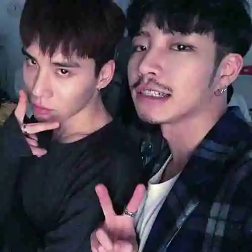 兄弟照片霸气背影【点击鼠标右键下载】