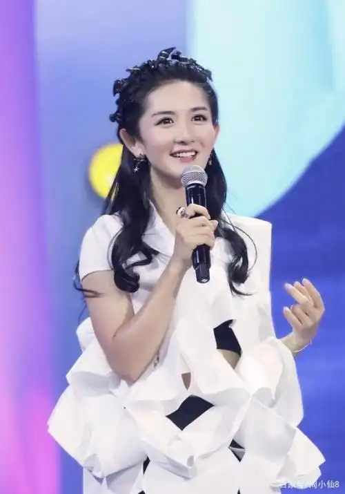 谢娜娱乐圈综艺节目主持人,个性幽默诙谐,大众心中"开心果"