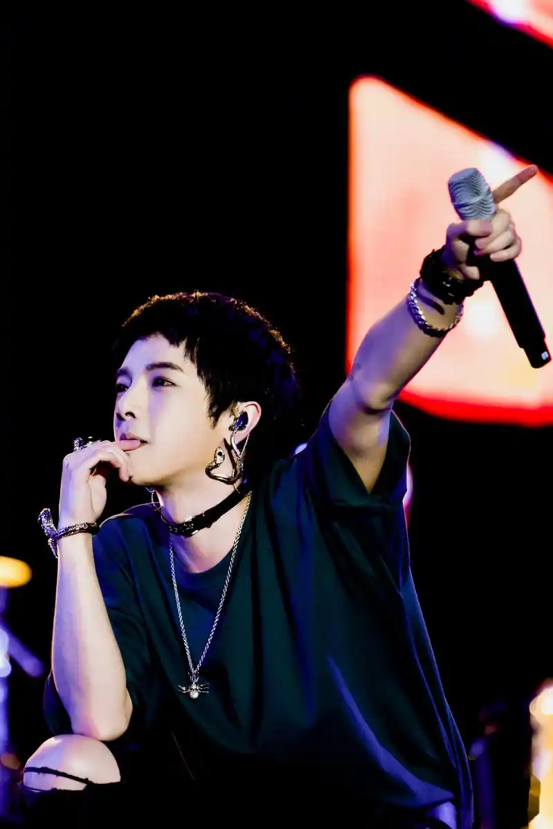 【180922江西南昌梅岭伶伦音乐节】 华晨宇和et跳舞.