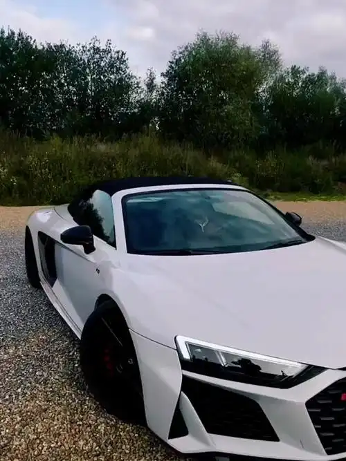 敞篷跑车奥迪r8运动感十足