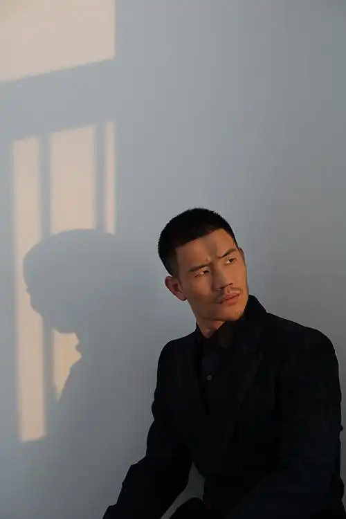 中国硬汉谢孟伟黑色西装搭配平头发型网友帅出新高度