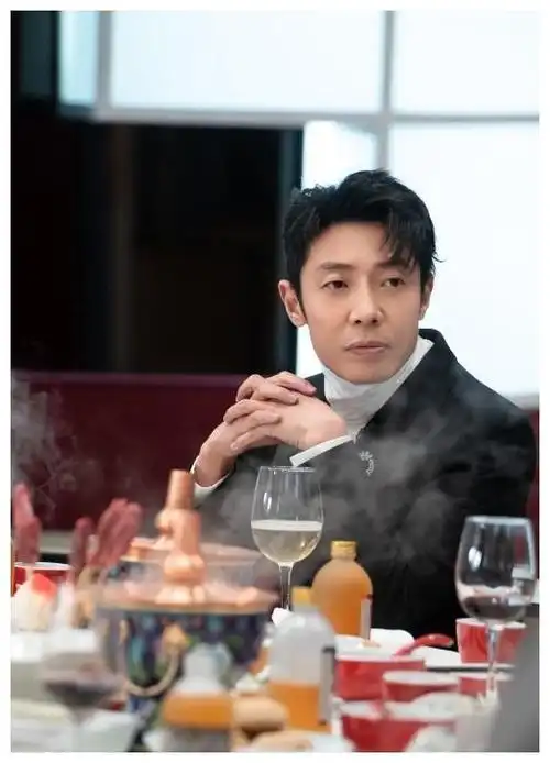 何炅撒贝宁携手合作主持元宵晚会互动频繁