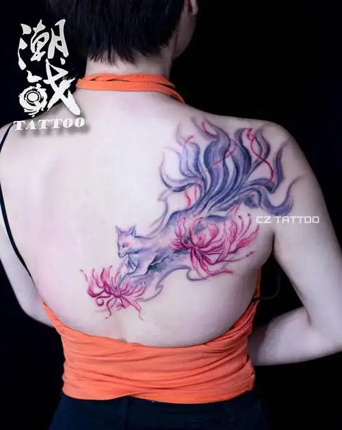 九尾狐纹身图片_背部水彩水墨纹身图案