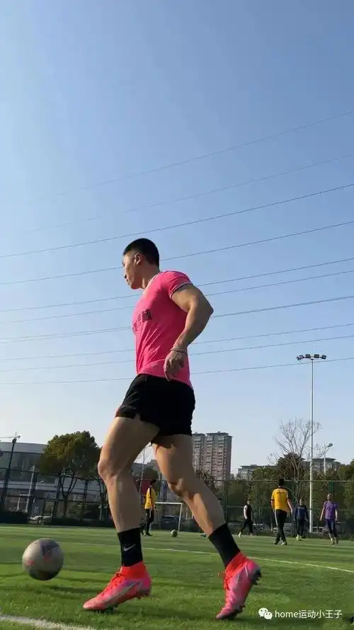 足球运动员的健壮大腿又粗又结实