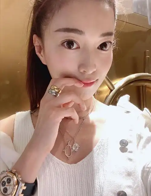 回顾她是东方卫视主持人,曾风光出嫁,离婚后11年独自抚养儿子长大