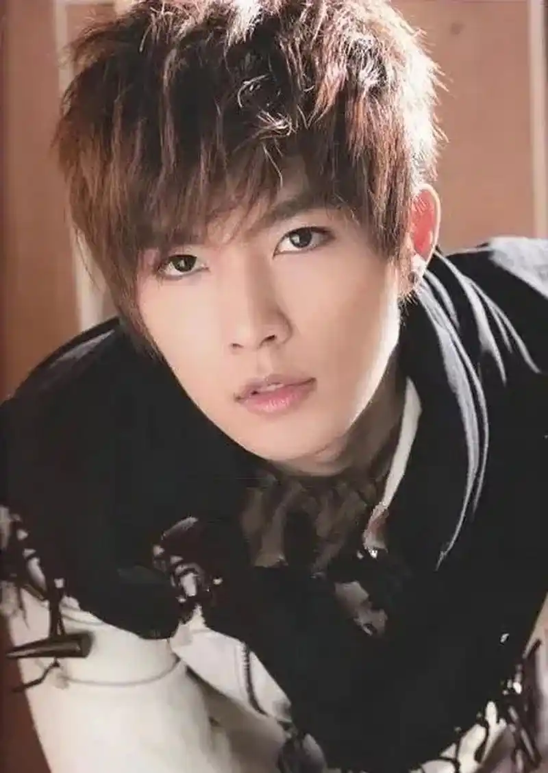 只谈颜值的话,炎亚纶算帅哥神颜吗?