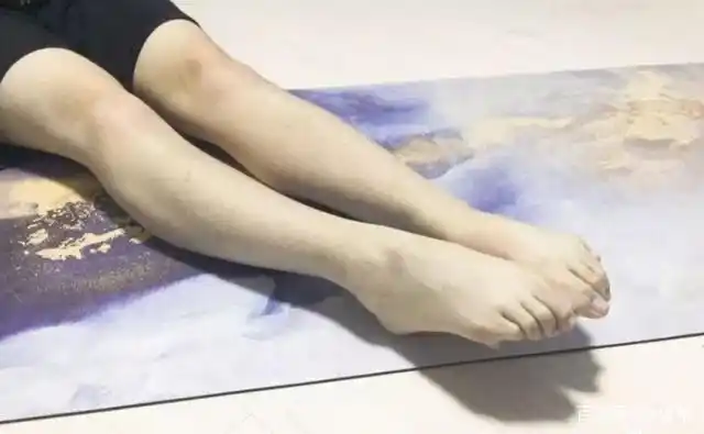 然后向上弯曲你的脚踝,脚趾指向你的身体,之后再绷直.