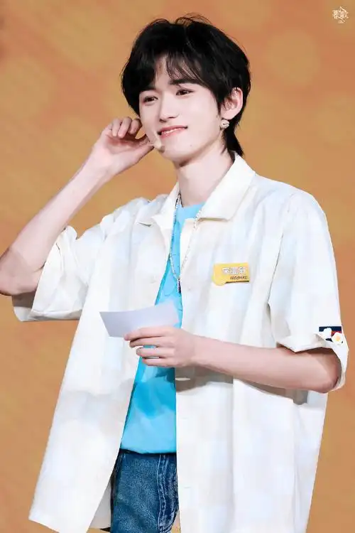 宋亚轩超话    全世界最最最可爱的小朋友节日快乐～    @时代少年团