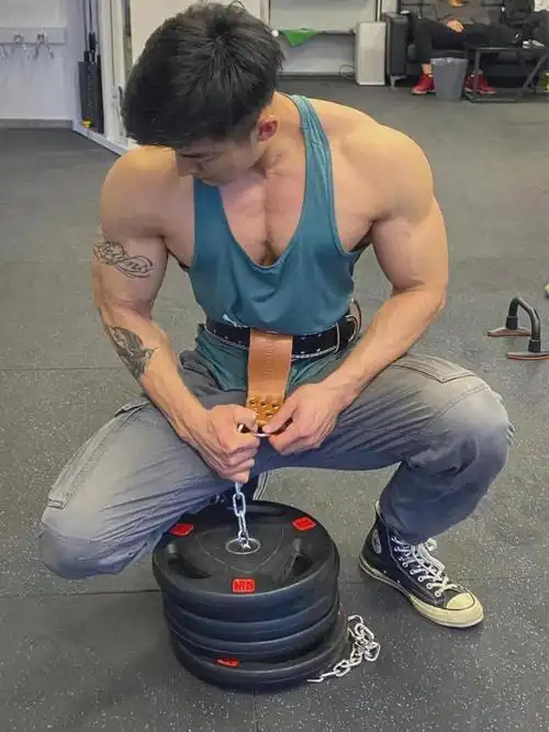 肌肉男更衣室忘拉帘子被偷拍这身材也太劲爆了吧