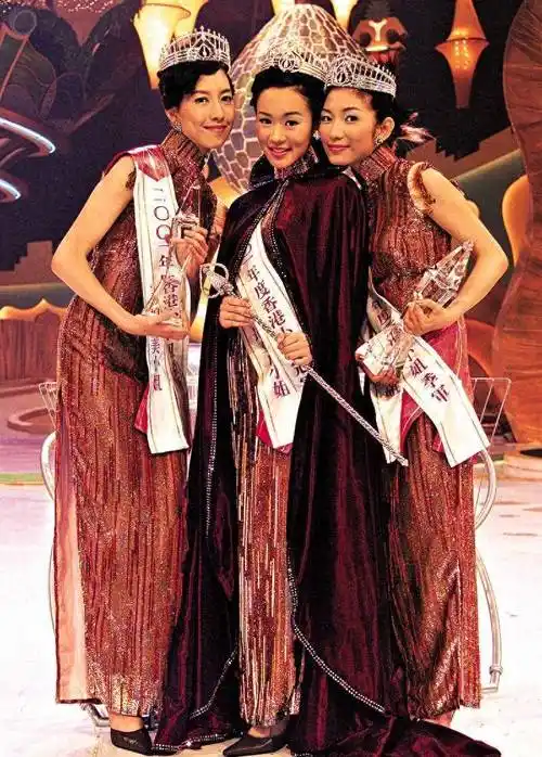 本届冠军为杨思琪(中),季军为朱凯婷(右).