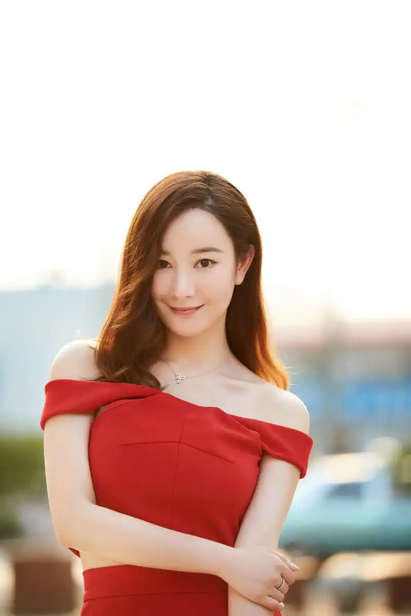 张檬最新写真长发散落知性优雅