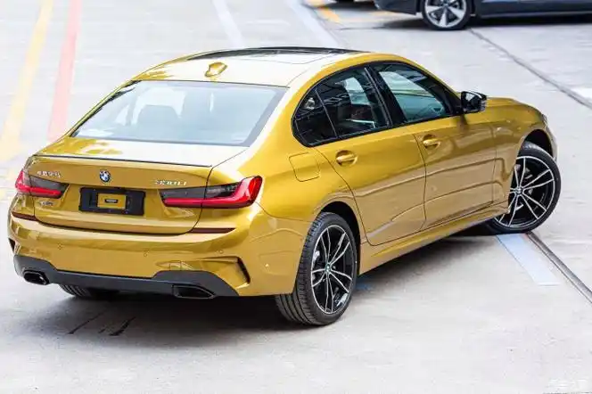 宝马330li曜目金外景分享