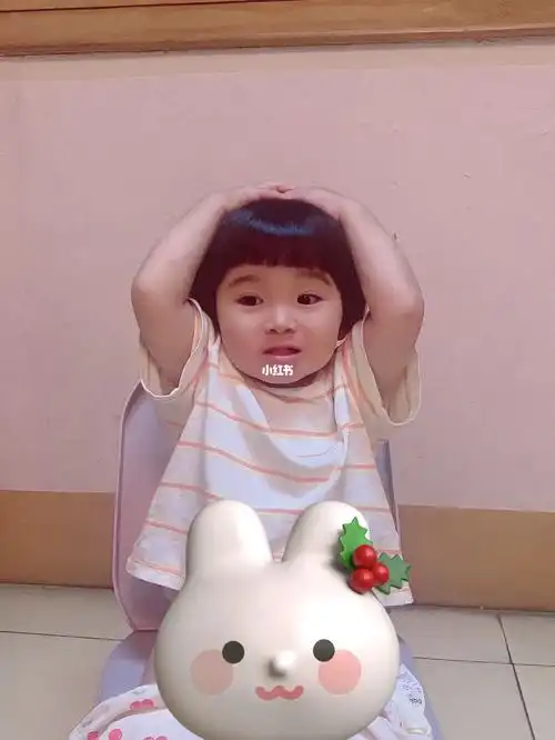 突然的惊喜,今天宝宝突然说我要拉臭臭,赶紧把她抱到马桶上坐起,这